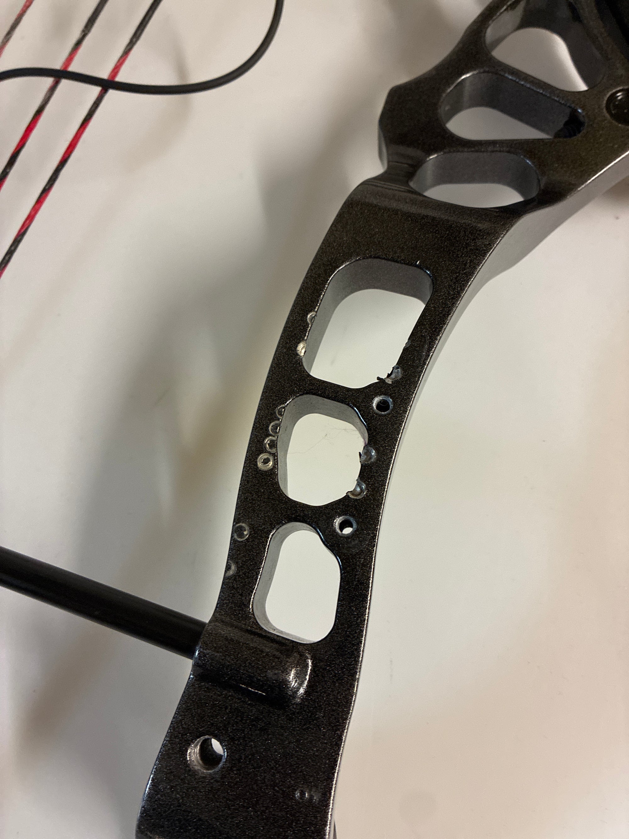 Second hand kinetic static compound. 25-40lb. 28-32”. Righ handed. Metallic grey.