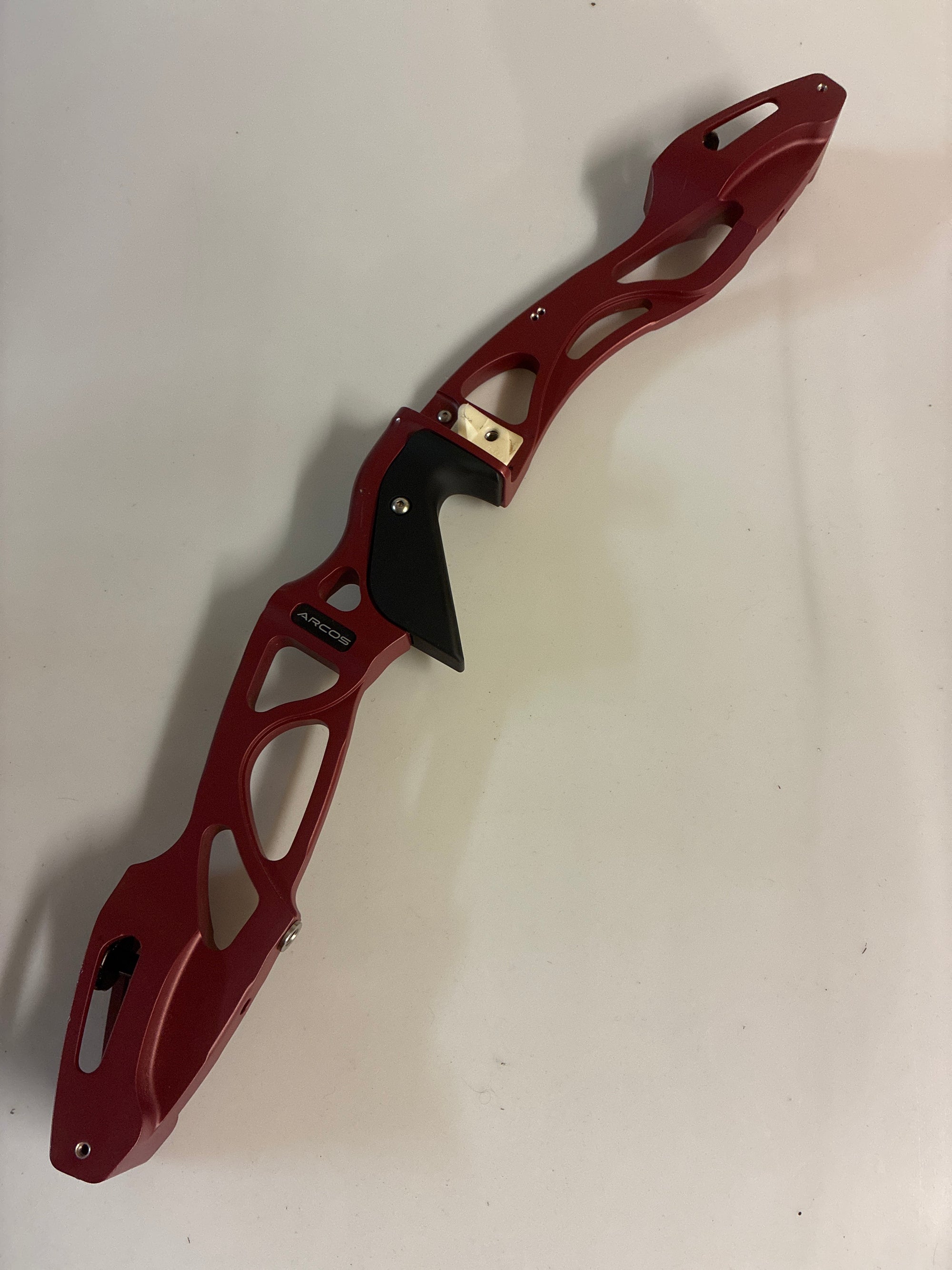 Second hand Hoyt Arcos 25” ilf riser. Right hand, red.