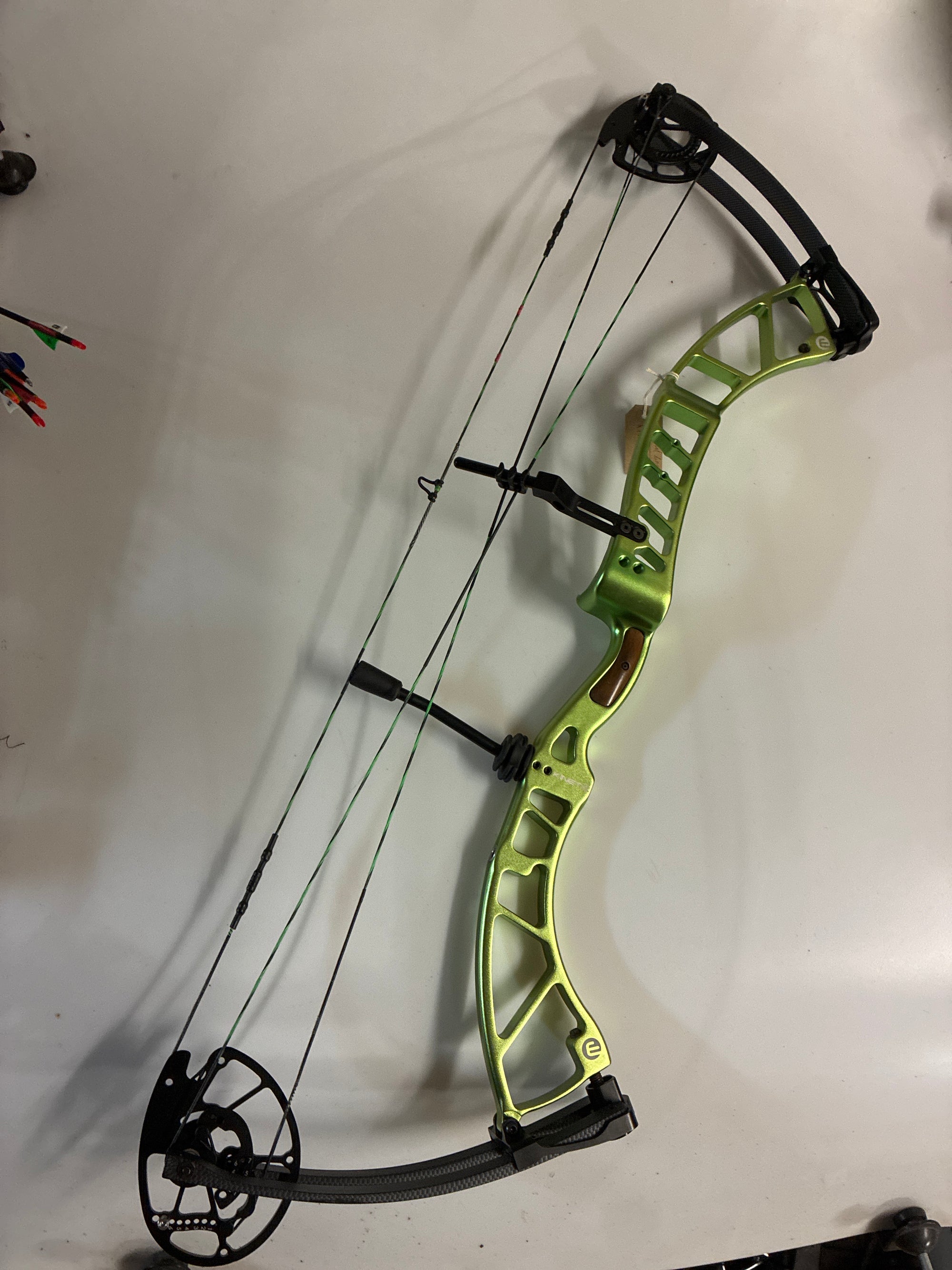 Second hand kinetic Trium X 45-55lb, 28-31”, right hand, anodised green.