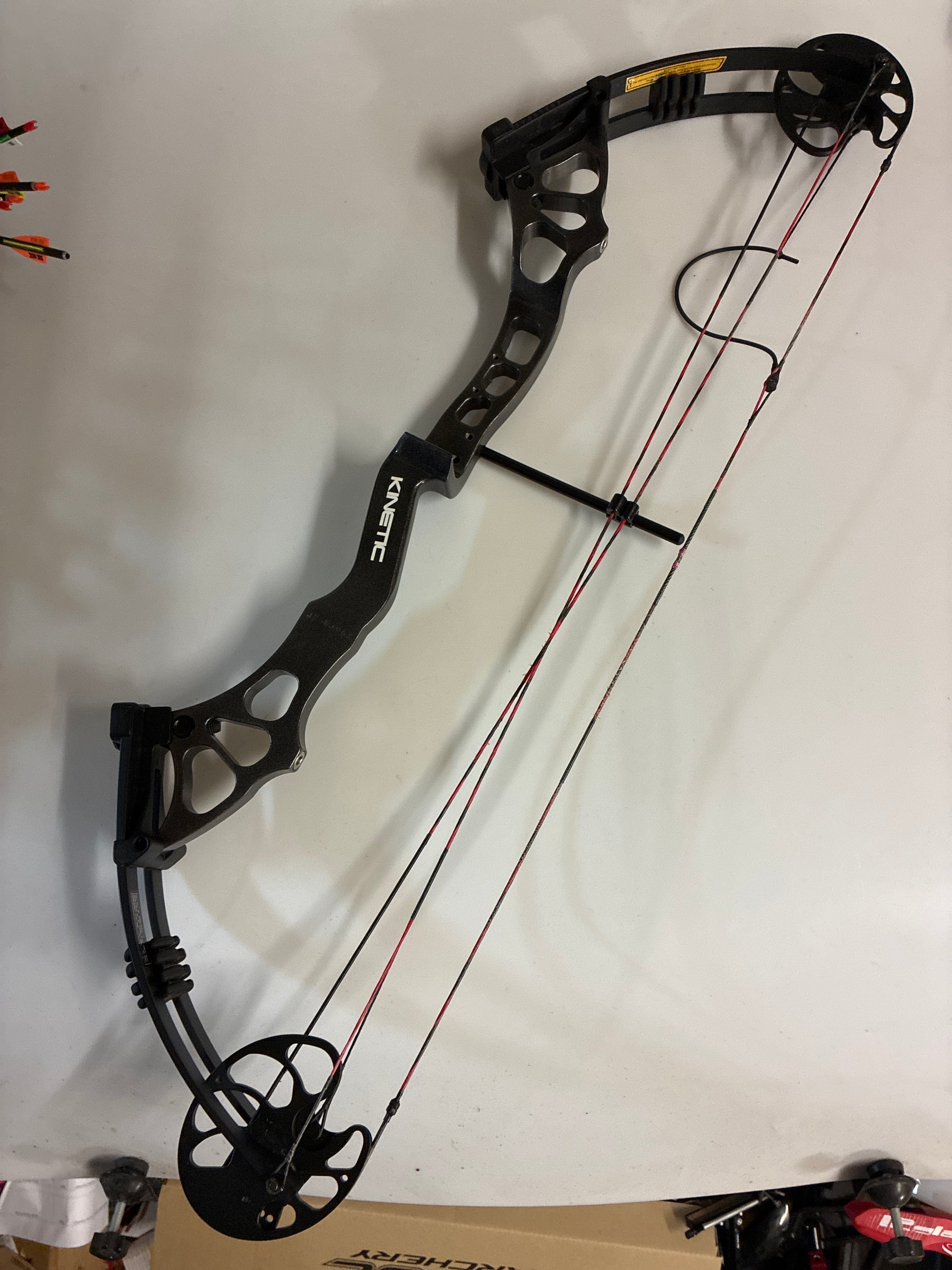 Second hand kinetic static compound. 25-40lb. 28-32”. Righ handed. Metallic grey.