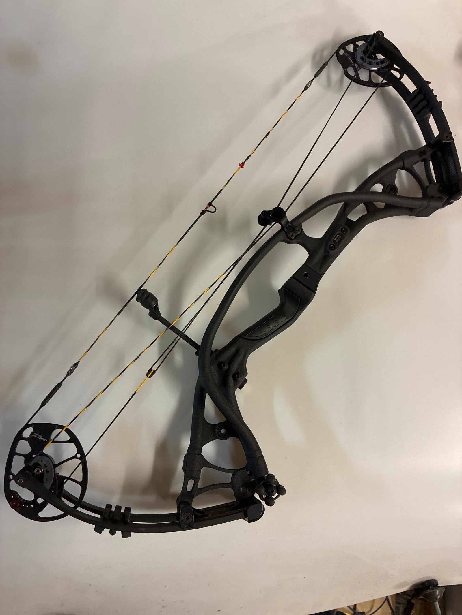 Second hand Hoyt RX-3 ultra. 50-60lbs, 27”-30”, right hand, blk out.