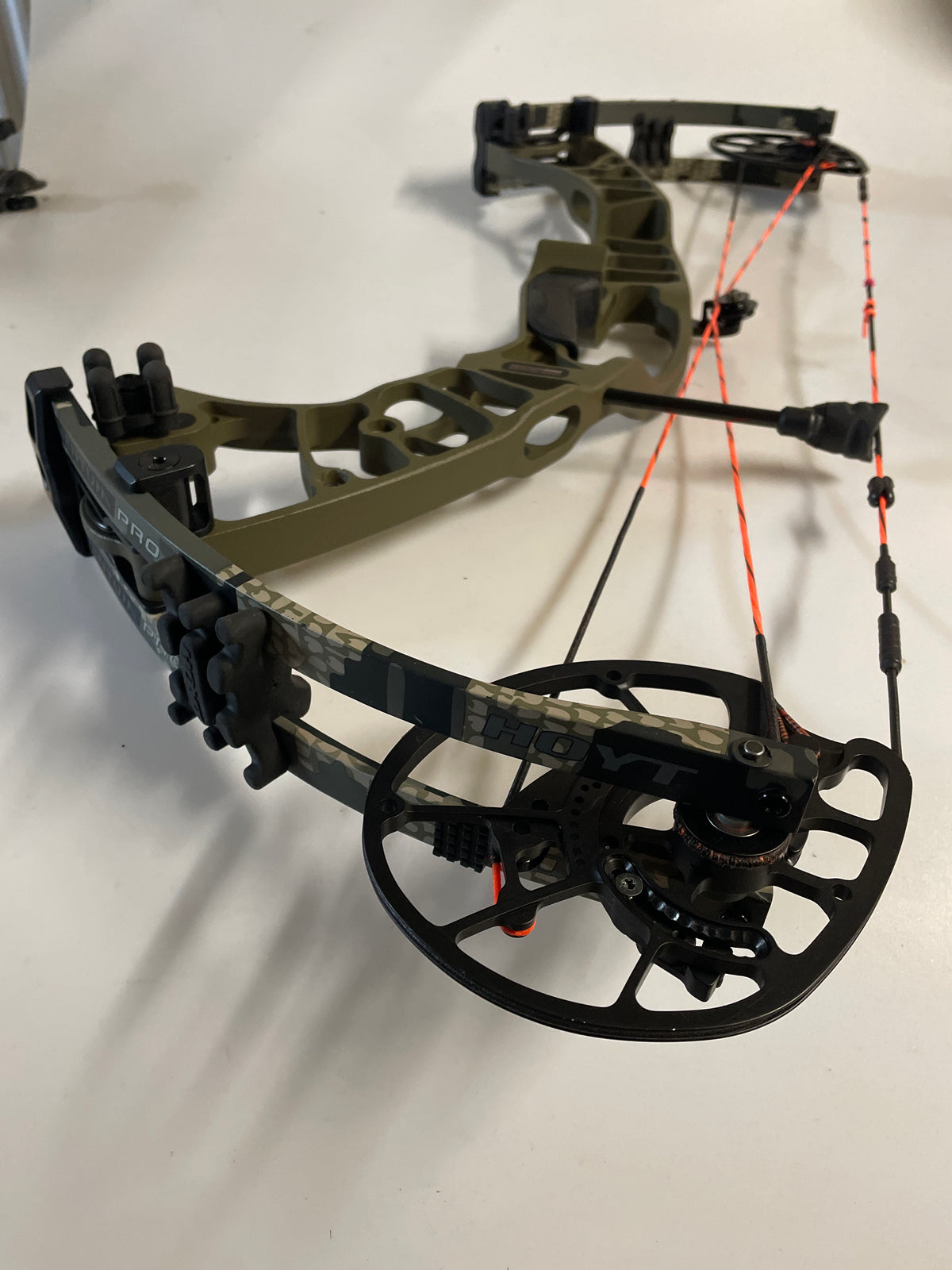 Second hand Hoyt Ventum Pro 33. Right hand, 50-60lbs, 26-31”, wilderness with camo limbs.