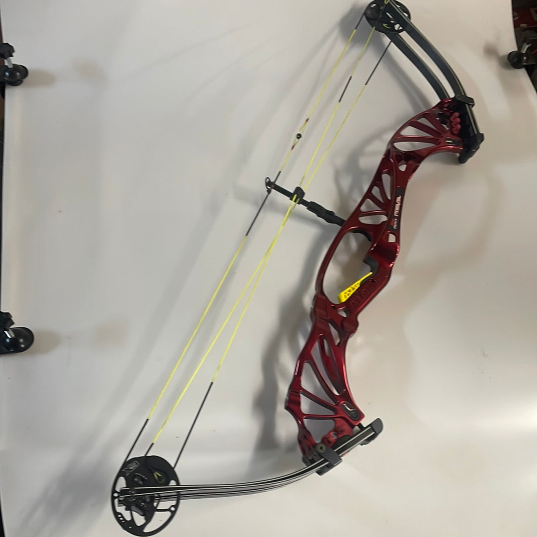 Second hand Hoyt Prevail40 X3 cam. 50-60lbs,30-32.5”, left hand, red.