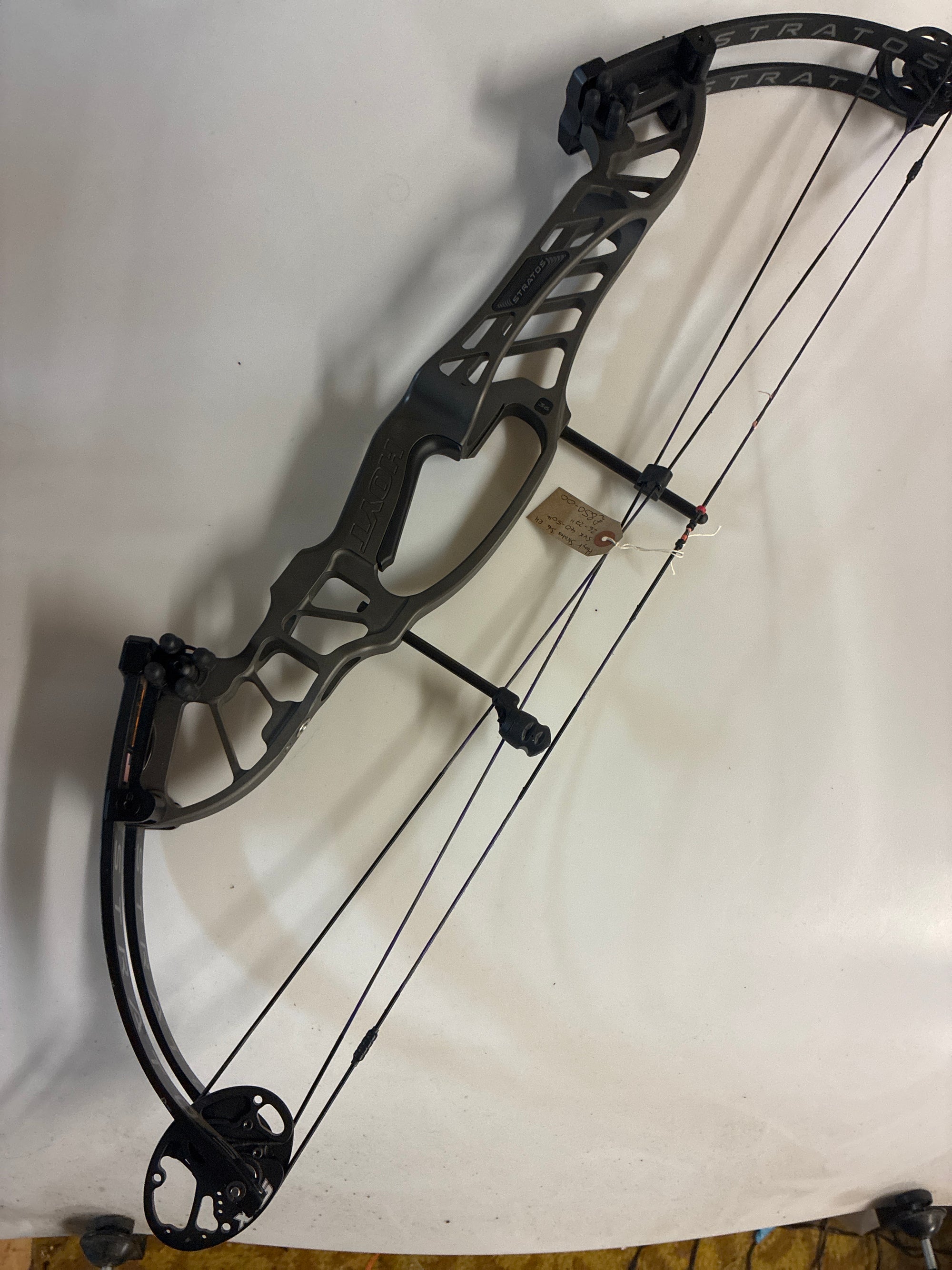 Second hand Hoyt Stratos 36 SVX. 40-50lb, 26-27”, right hand, grey slate.