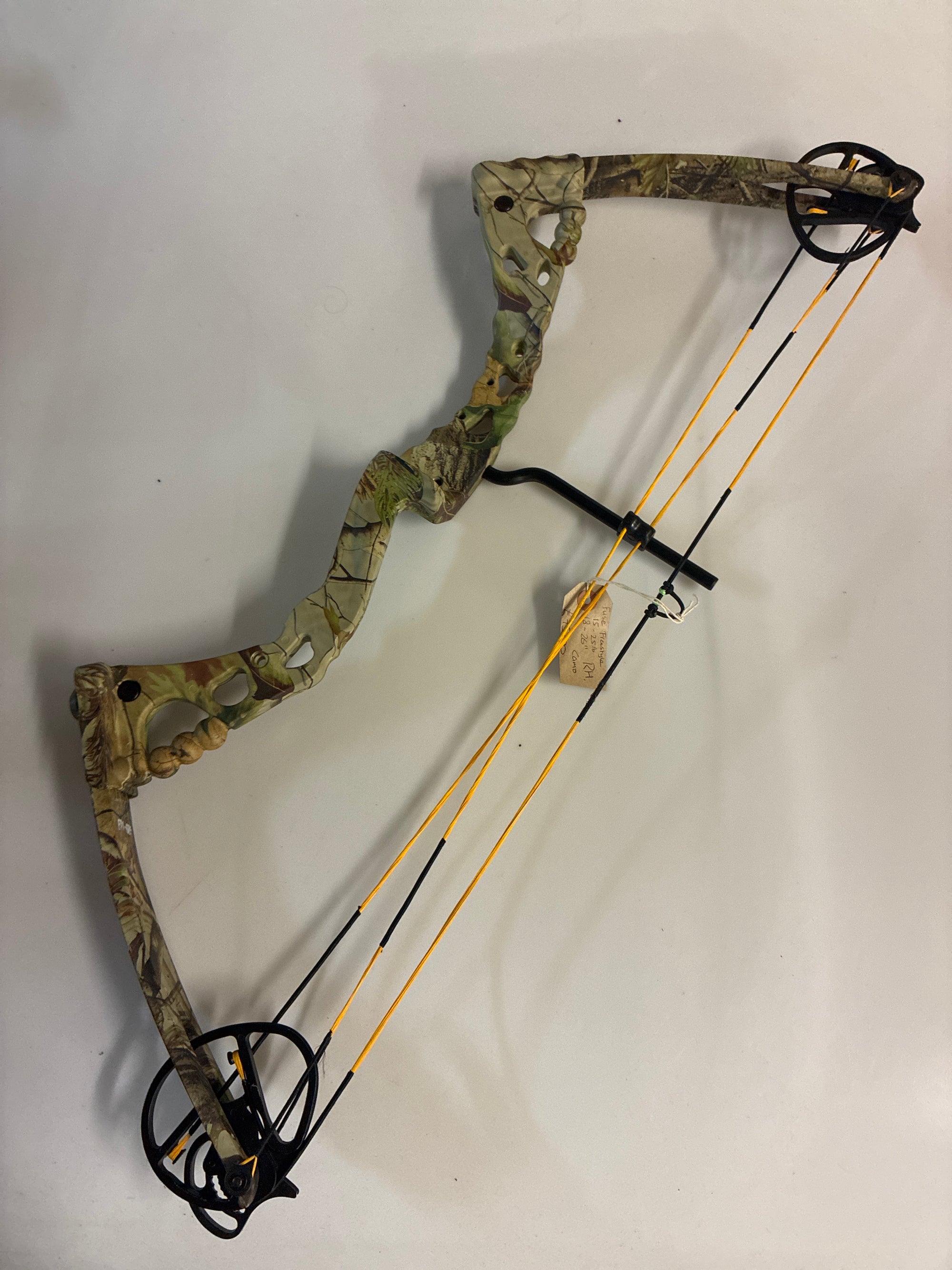 Second hand Fuse Freestyle compound bow. Right hand, 15-25lb, 18-25”, camo.