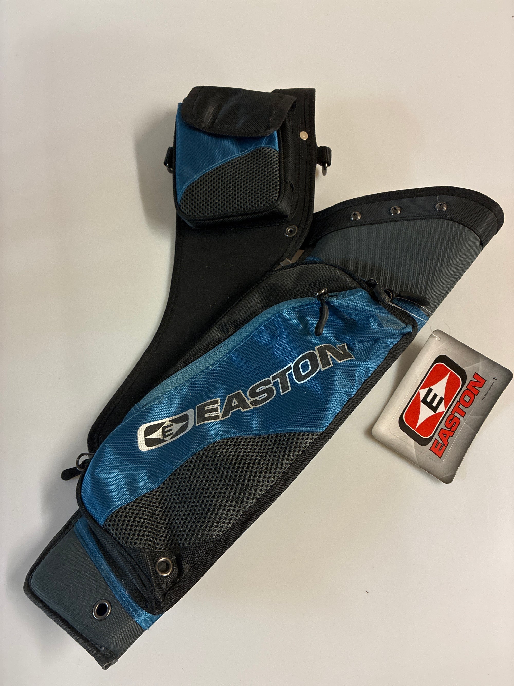 Sold as seen Easton hip quiver. Right, blue,